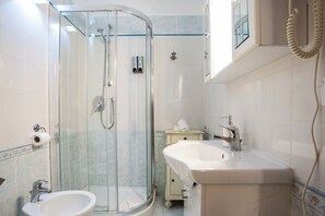 Chambre triple Confort, rez-de-chaussée | Salle de bain | Douche, douche cascade, articles de toilette (gratuits)