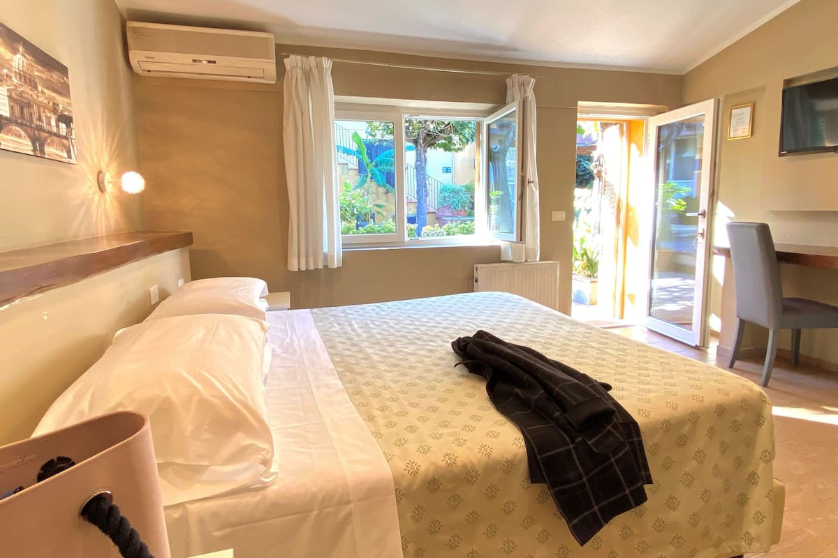 Standaard tweepersoonskamer, 1 queensize bed | Een bureau, een laptopwerkplek, gratis wifi, beddengoed