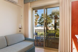 Caja de seguridad en la habitación y tabla de planchar con plancha 