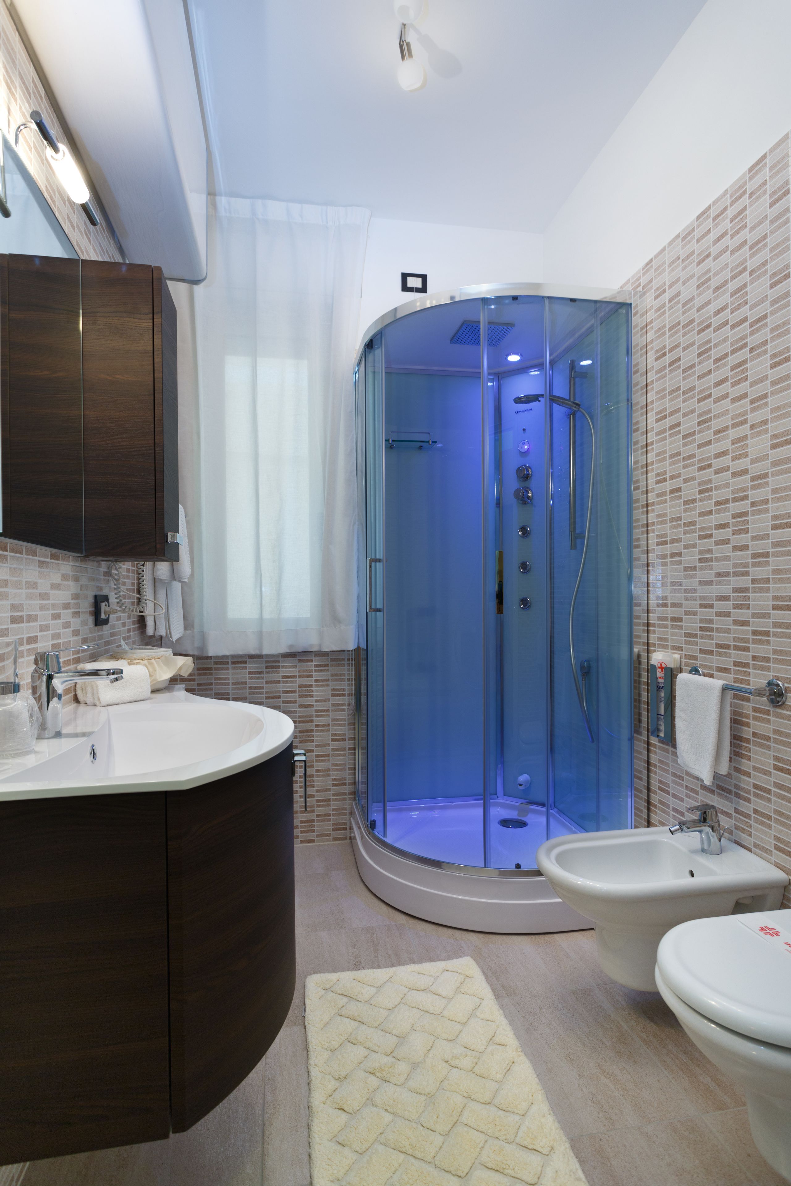 Superior-Apartment, 1 Schlafzimmer, Kochnische, Meerblick | Badezimmer | Regendusche, kostenlose Toilettenartikel, Haartrockner, Hausschuhe
