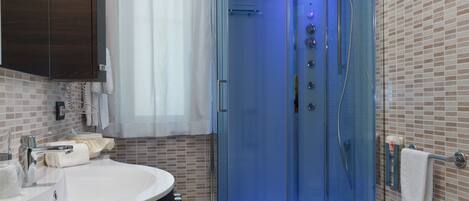 Une salle de bain moderne avec une douche à parois de verre, un meuble-lavabo et un bidet.