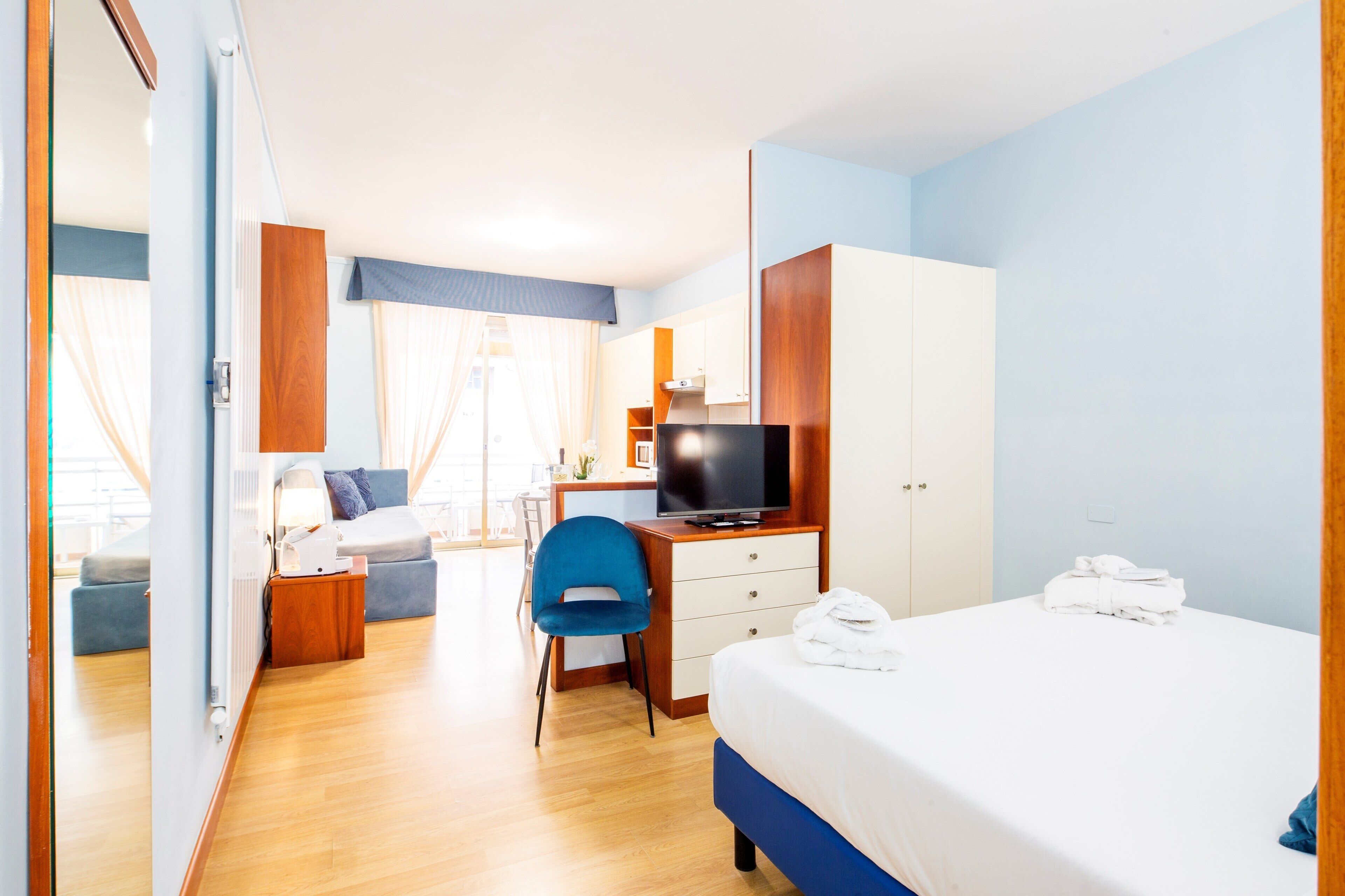 Basic-studiolejlighed - tekøkken - gårdsplads | Pengeskab på værelset, strygejern/strygebræt, gratis Wi-Fi, sengetøj