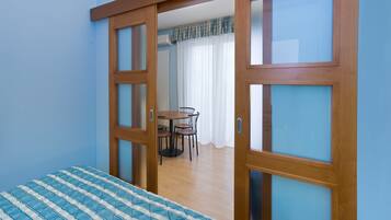 Camera panoramica con letto matrimoniale o 2 letti singoli, angolo cottura, vista mare | Una cassaforte in camera, ferro/asse da stiro, Wi-Fi gratuito, lenzuola