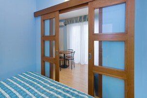 Habitación panorámica con 1 cama doble o 2 individuales, cocina básica, vistas al mar | Caja fuerte, tabla de planchar con plancha, wifi gratis y ropa de cama