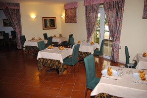 Lunch and dinner served, local cuisine - Hotel Villa Regina (Ferrara)