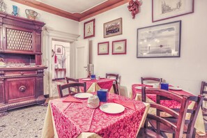 Kontinental frokost hver dag (EUR 16 per person)