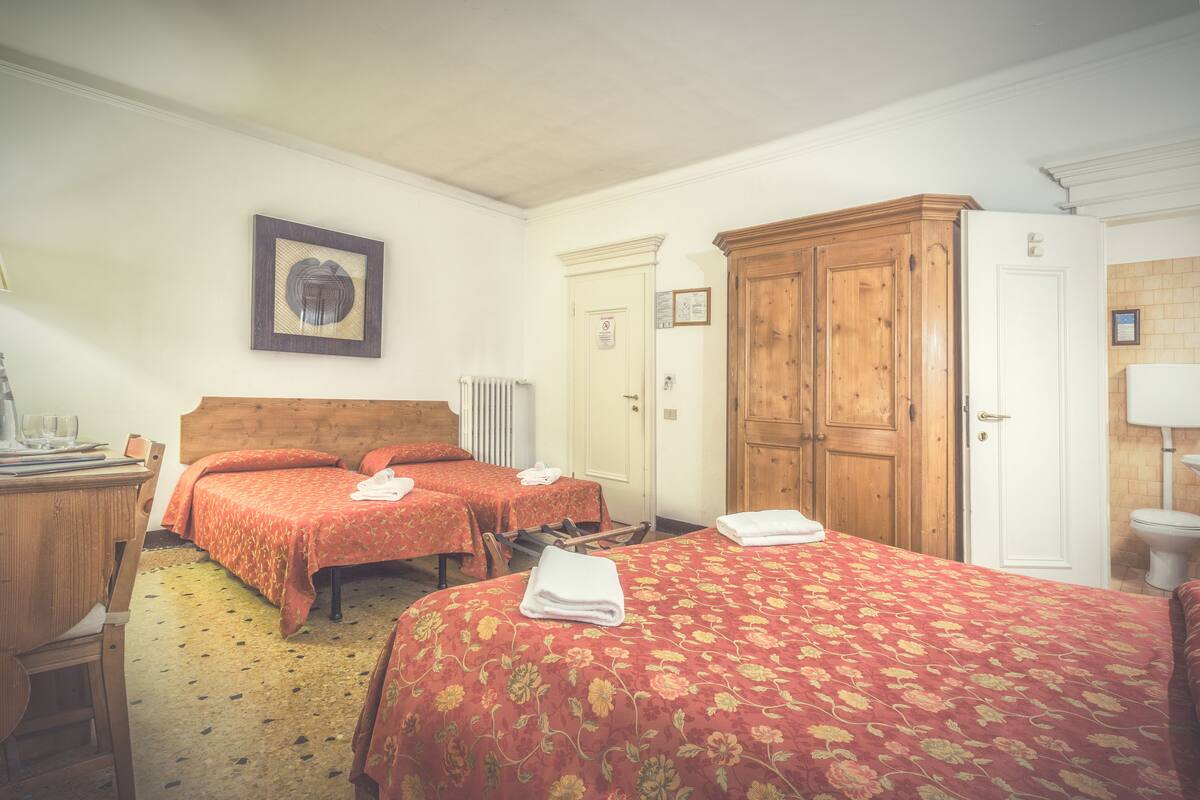 Quadruple Room | In-room safe, desk, soundproofing, WiFi (free)