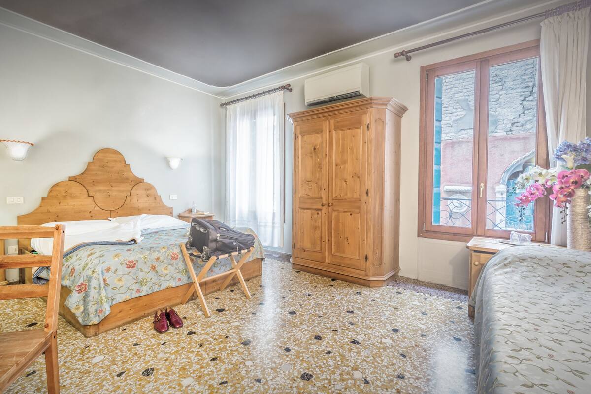Triple Room | In-room safe, desk, soundproofing, WiFi (free)