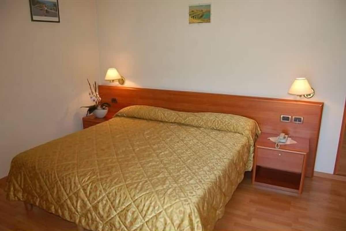 Zimmersafe, Schreibtisch, schallisolierte Zimmer, Bügeleisen/Bügelbrett