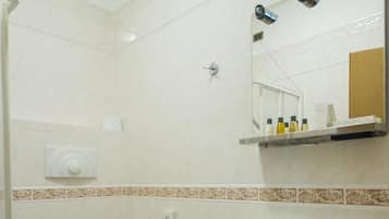 Un bagno con il water, un lavandino e una doccia.