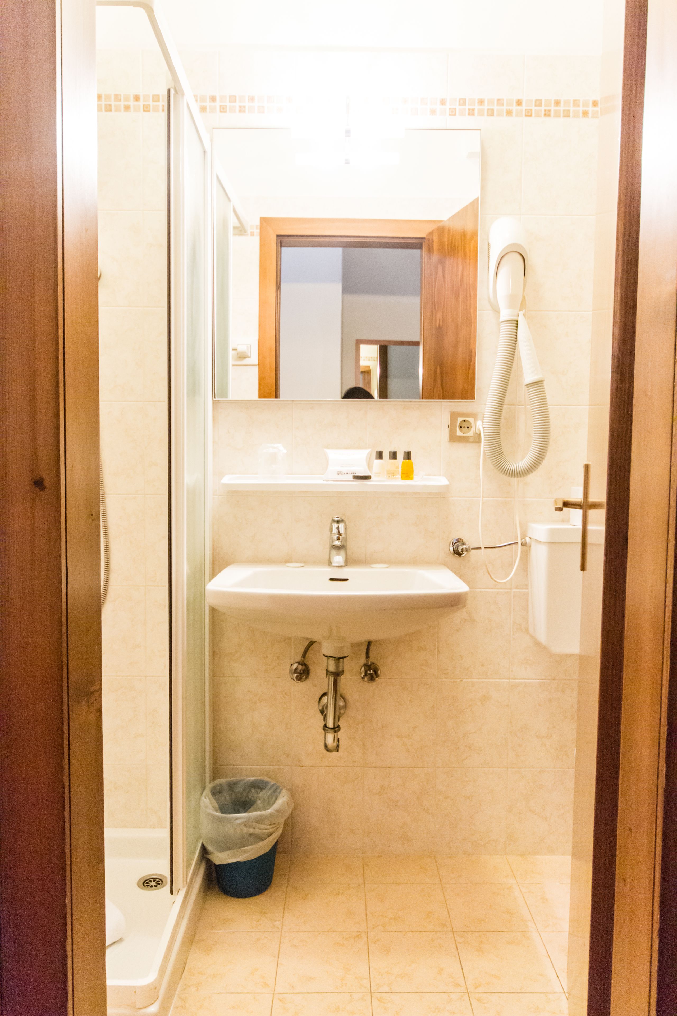 standard single room | bathroom | free toiletries, hair dryer, towels