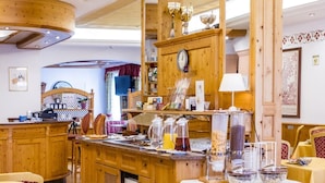 Een gezellig restaurant met houten inrichting, een bar en zitplaatsen voor gasten.