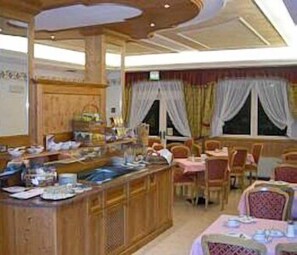 Petit déjeuner buffet servi tous les jours en supplément