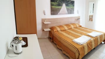 Double Room | Egyptian cotton sheets, premium bedding, desk, iron/ironing board