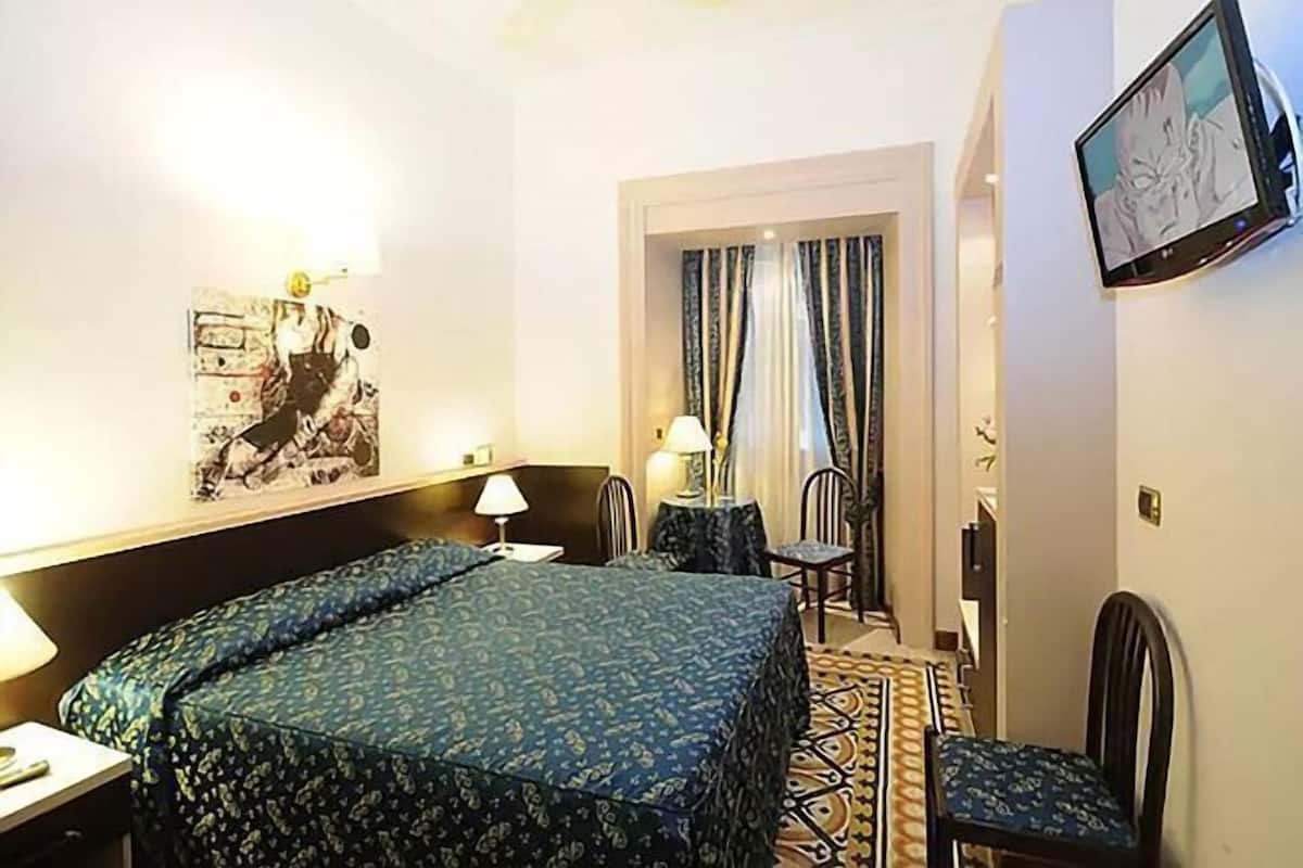 Una scrivania, tende oscuranti, insonorizzazione