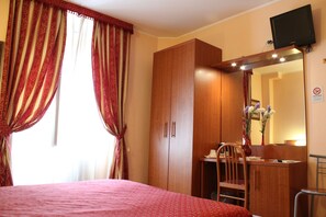 Pillowtop beds, in-room safe, desk, soundproofing - B&B Giovy Rome (Rome)