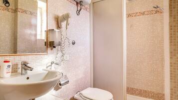 Een douche, een haardroger, handdoeken