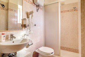 Shower, hair dryer, towels - B&B Giovy Rome (Rome)