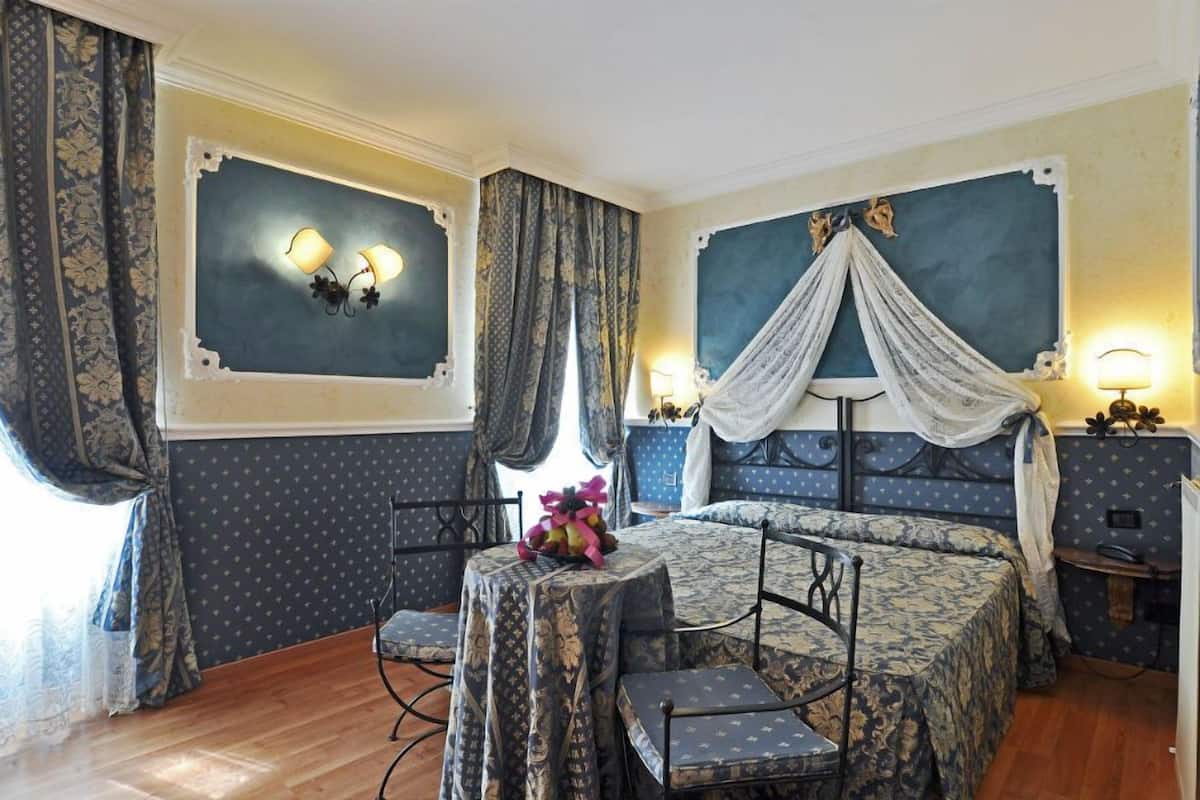 Double Room | Minibar, in-room safe, desk, soundproofing