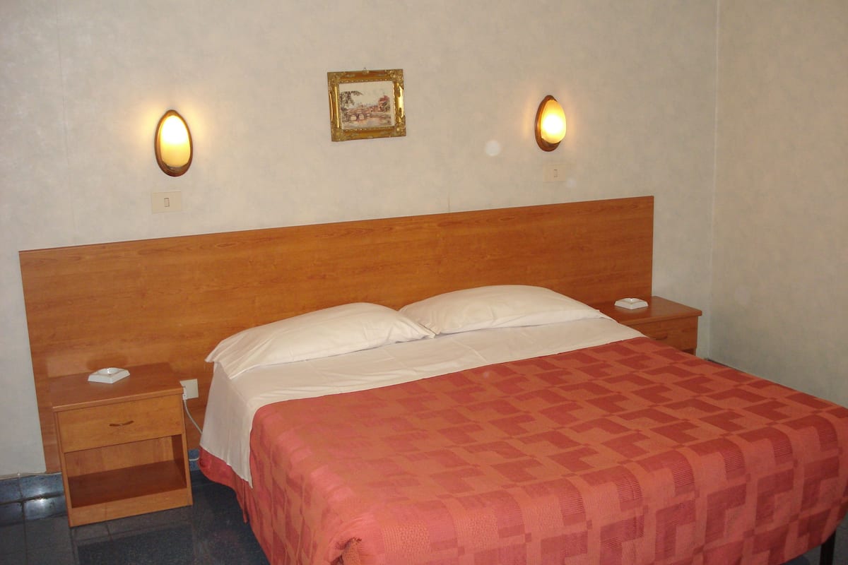 Kamer, 1 twee- of 2 eenpersoonsbedden, gedeelde badkamer | Een strijkplank/strijkijzer, gratis wifi