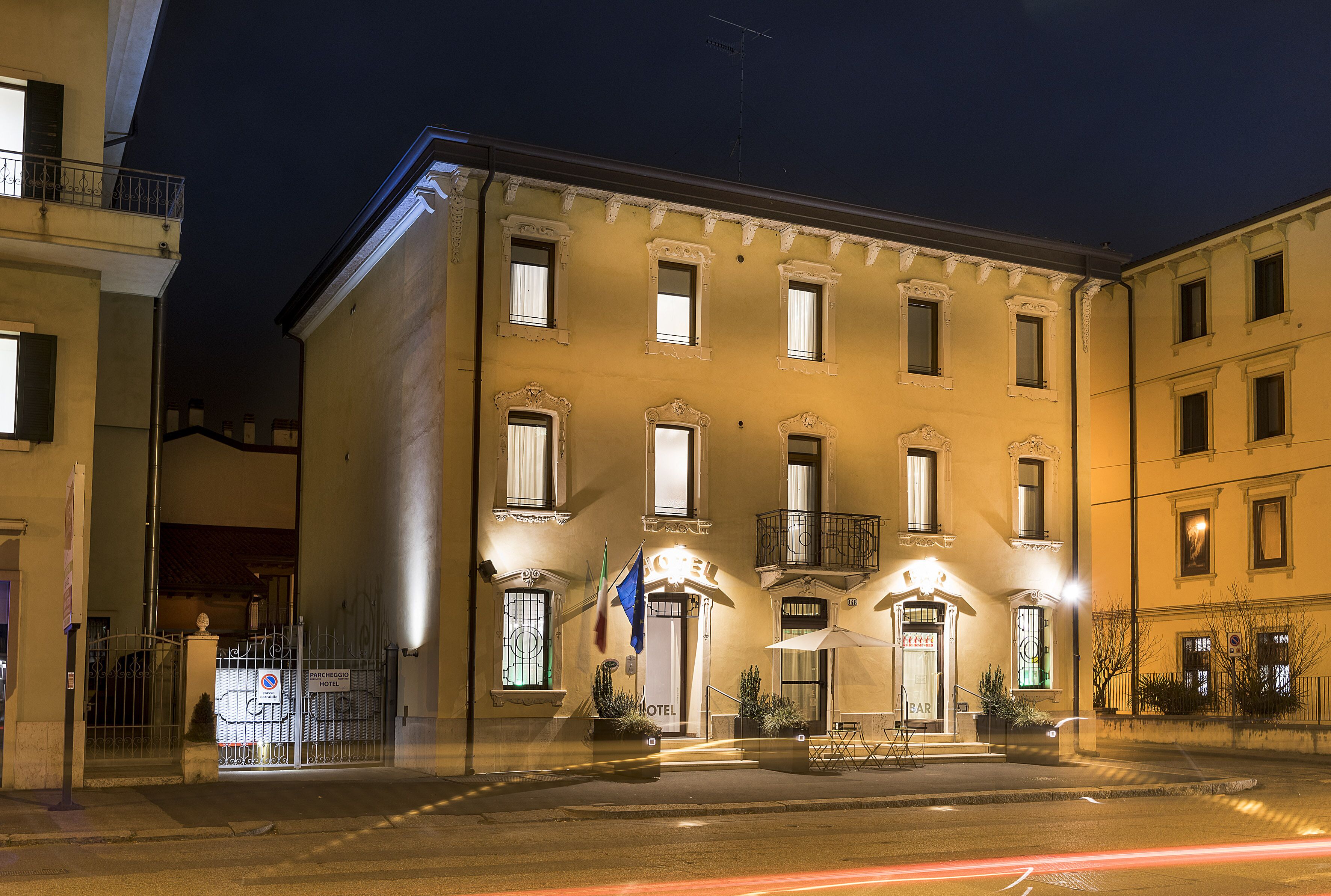 Ein Hotel mit einer klassischen Fassade, zahlreichen Fenstern und einem ehrfurchtgebietenden Eingangstor.