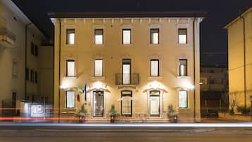 Façade de lâhĂ©bergement - soirĂ©e/nuit