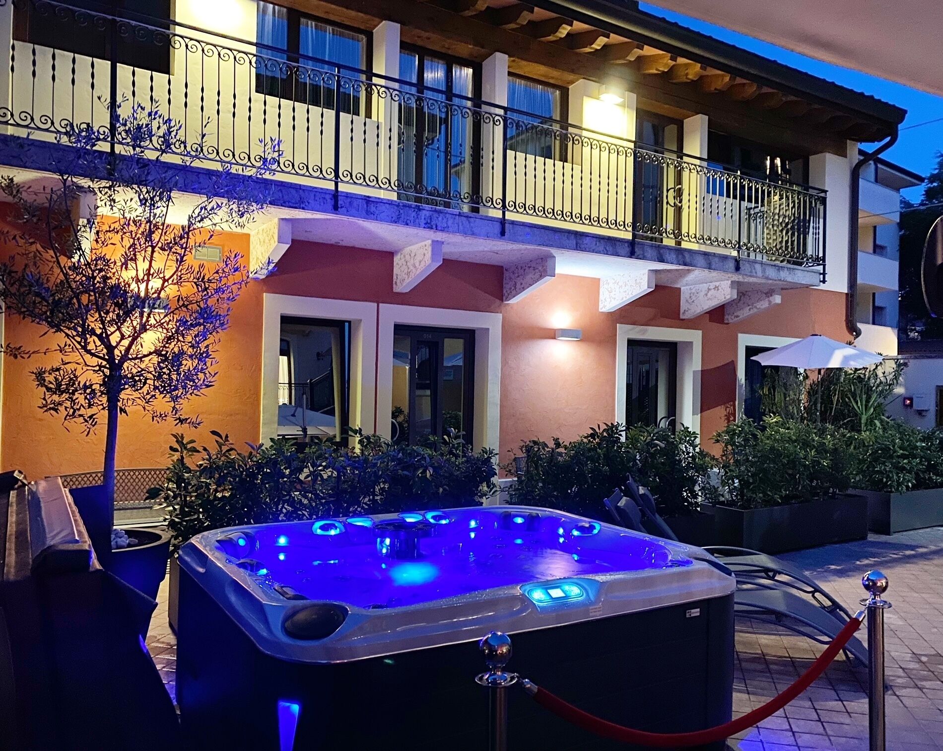 Bañera de hidromasaje al aire libre
