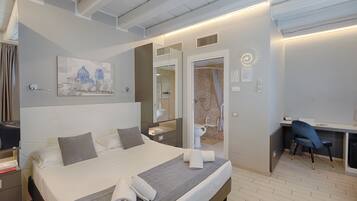 Habitación doble, 1 cama Queen size, acceso para personas con movilidad reducida | Caja de seguridad en la habitación, escritorio y cortinas blackout