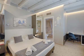 Kamar Double, 1 Tempat Tidur Queen, difabel mobilitas, gedung tambahan | Brankas, meja kerja, tirai kedap cahaya, dan kedap suara