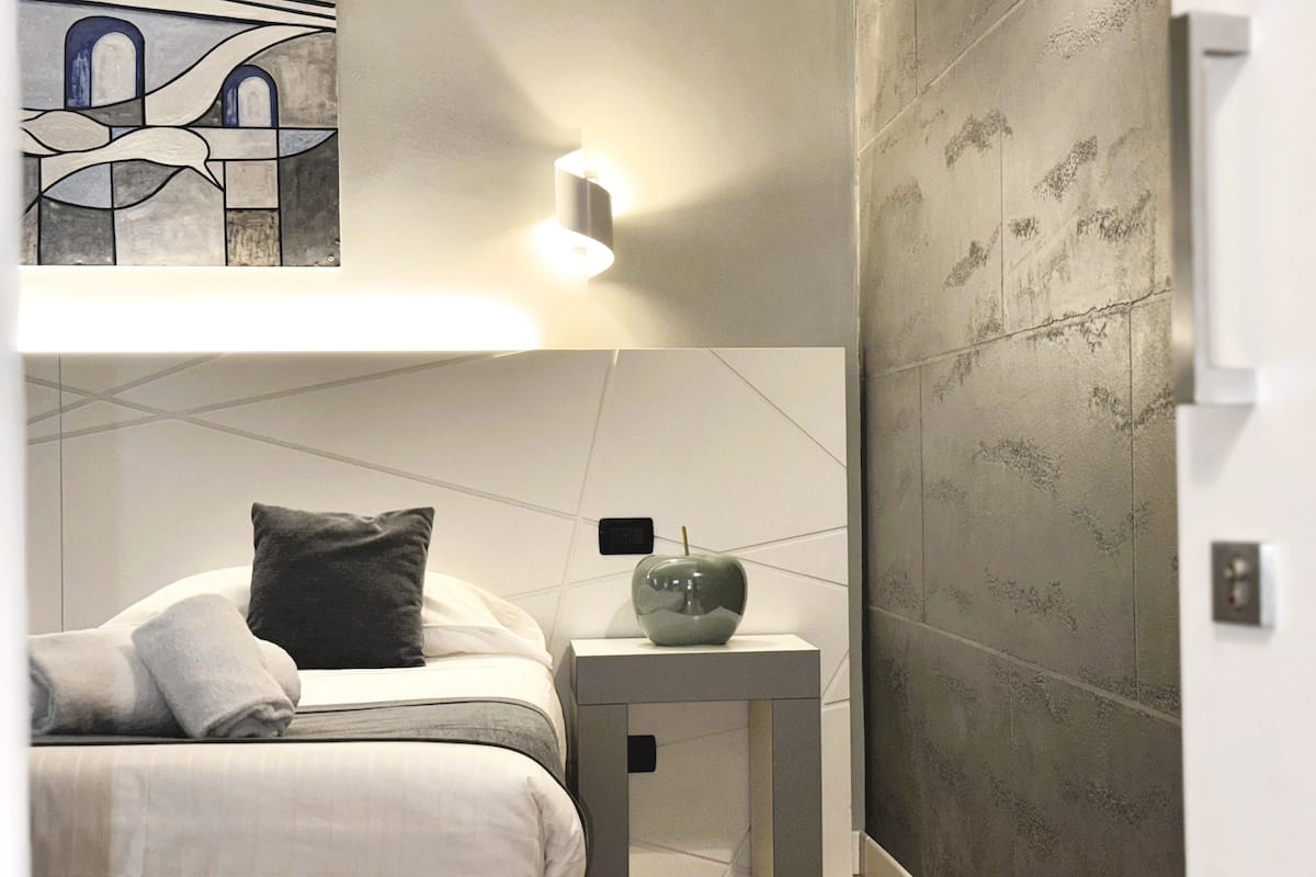 Kahden hengen comfort-huone | Tallelokero huoneessa, työpöytä, pimennysverhot, äänieristys