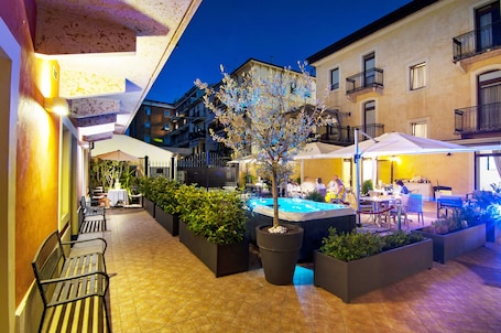Outdoor spa tub. Albergo Fontana