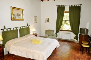 Minibar, desk, rollaway beds, free WiFi