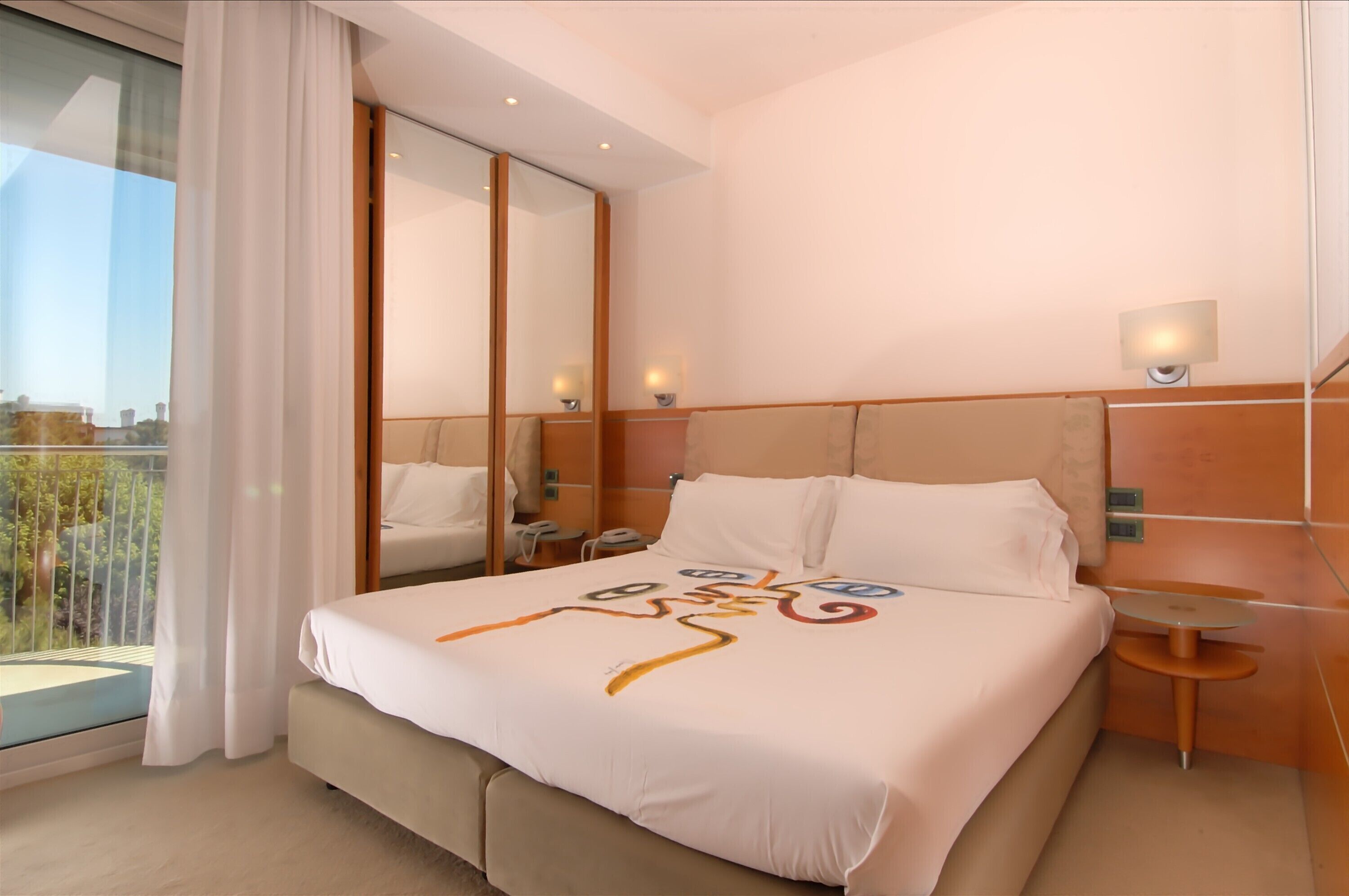 minibar, in-room safe, desk, free wifi