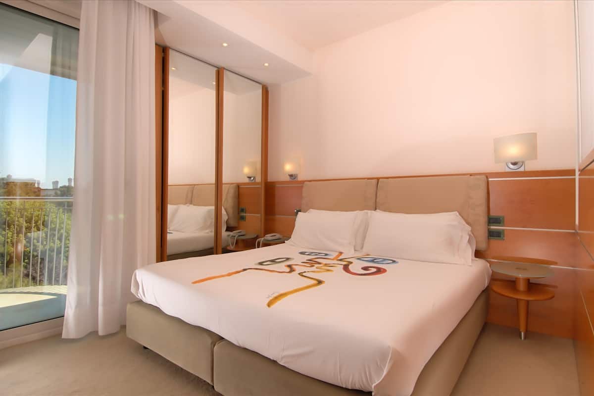 minibar, in-room safe, desk, free wifi