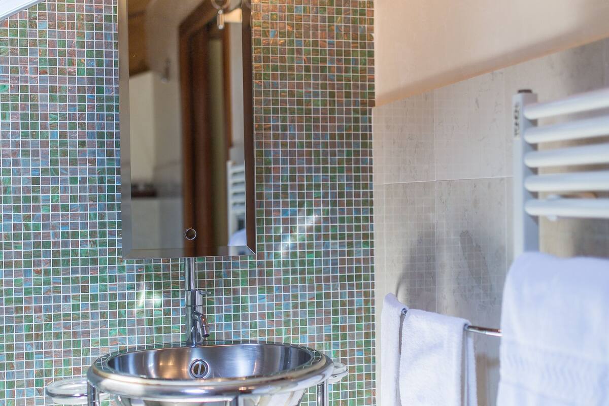 quadruple room | bathroom | shower, free toiletries, hair dryer, bidet