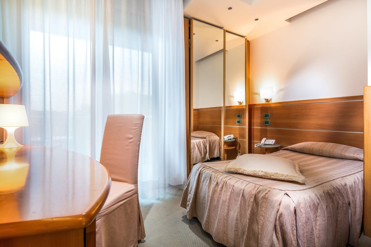 single room | minibar, in-room safe, desk, free wifi