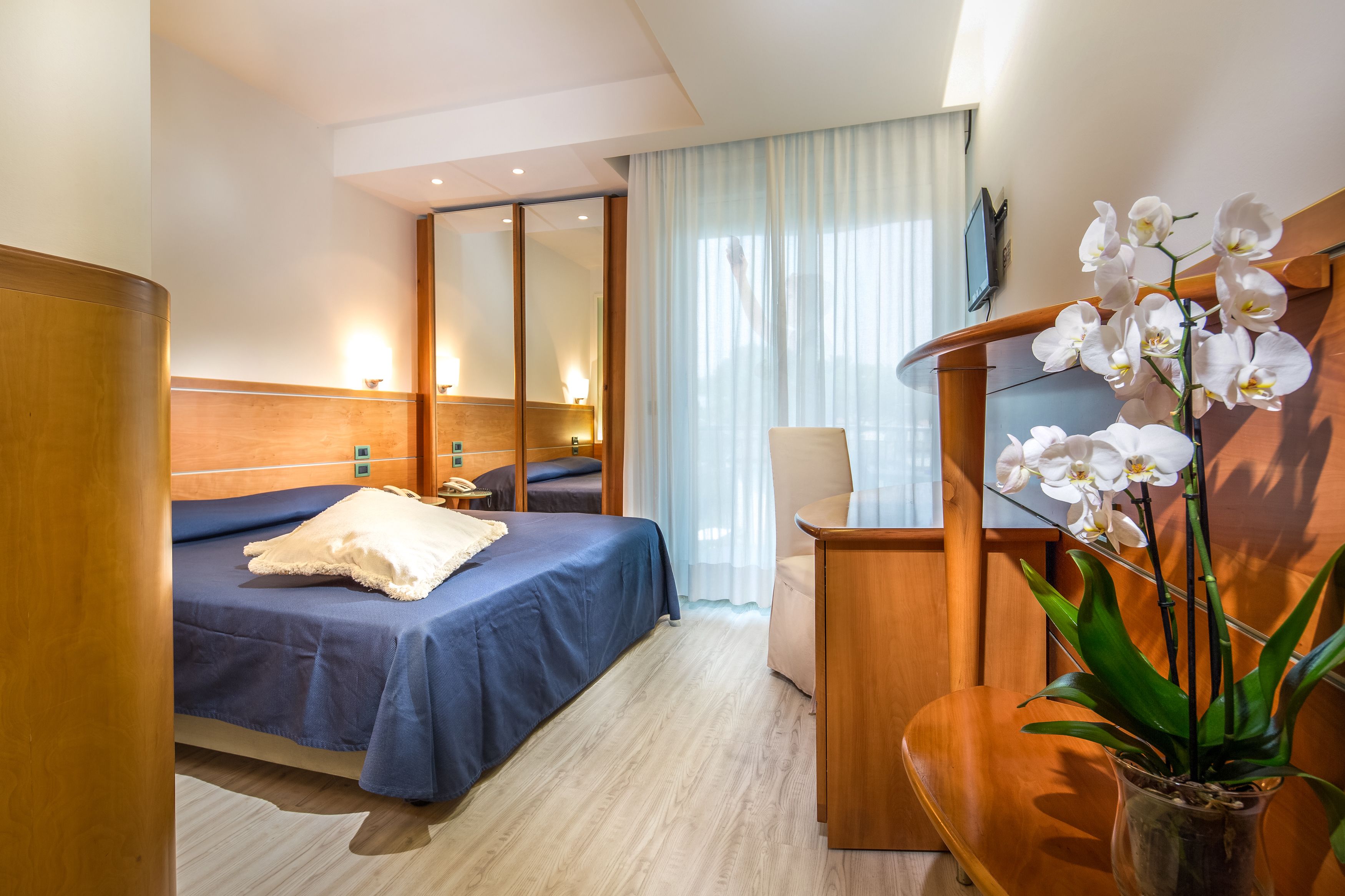 classic double room | minibar, in-room safe, desk, free wifi