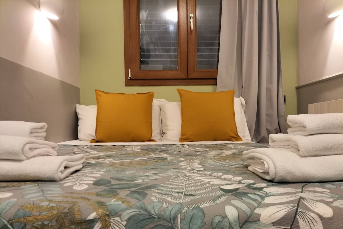 Frette Italian sheets, premium bedding, minibar, desk