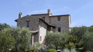 Vista frontal de la propiedad