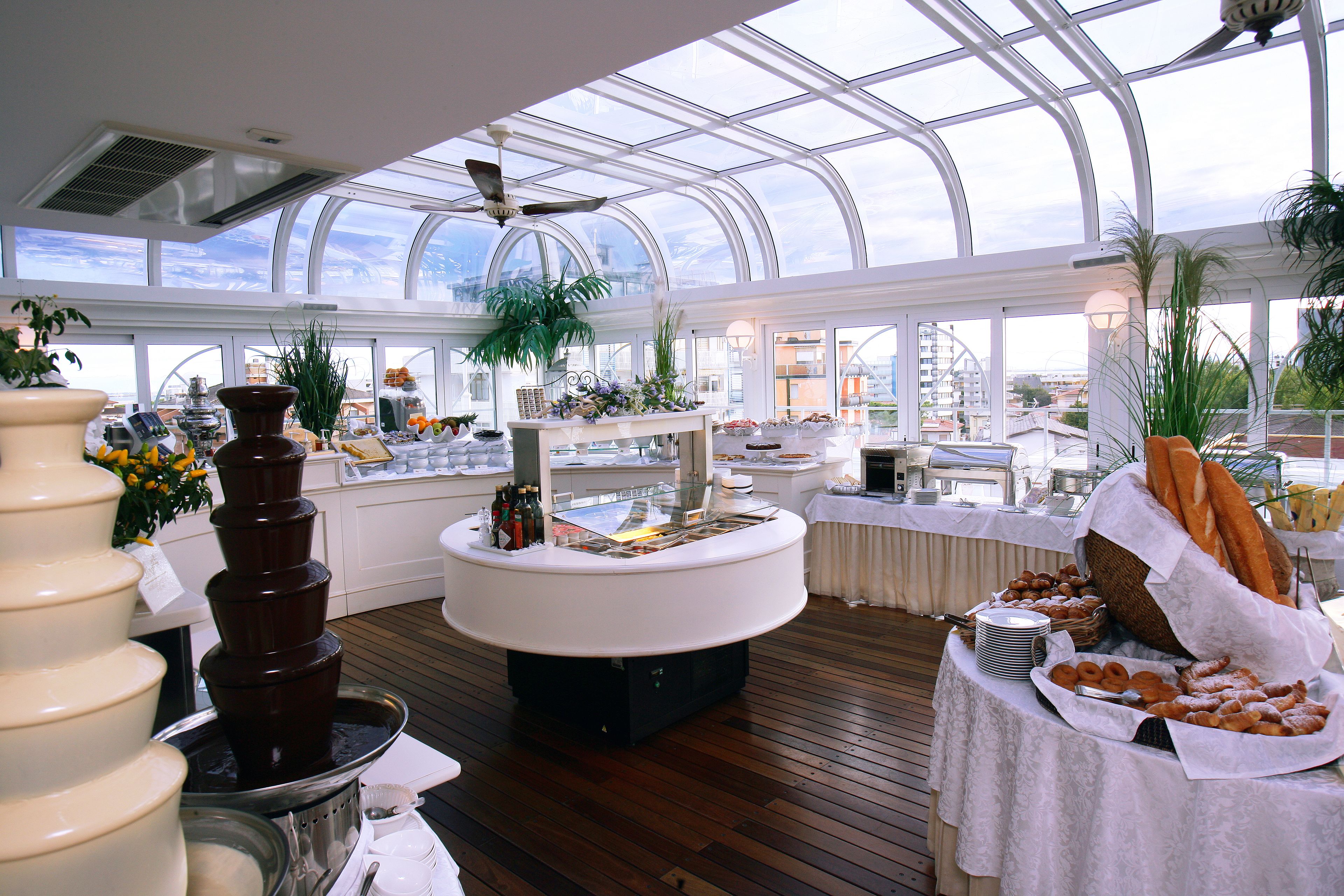 free buffet breakfast