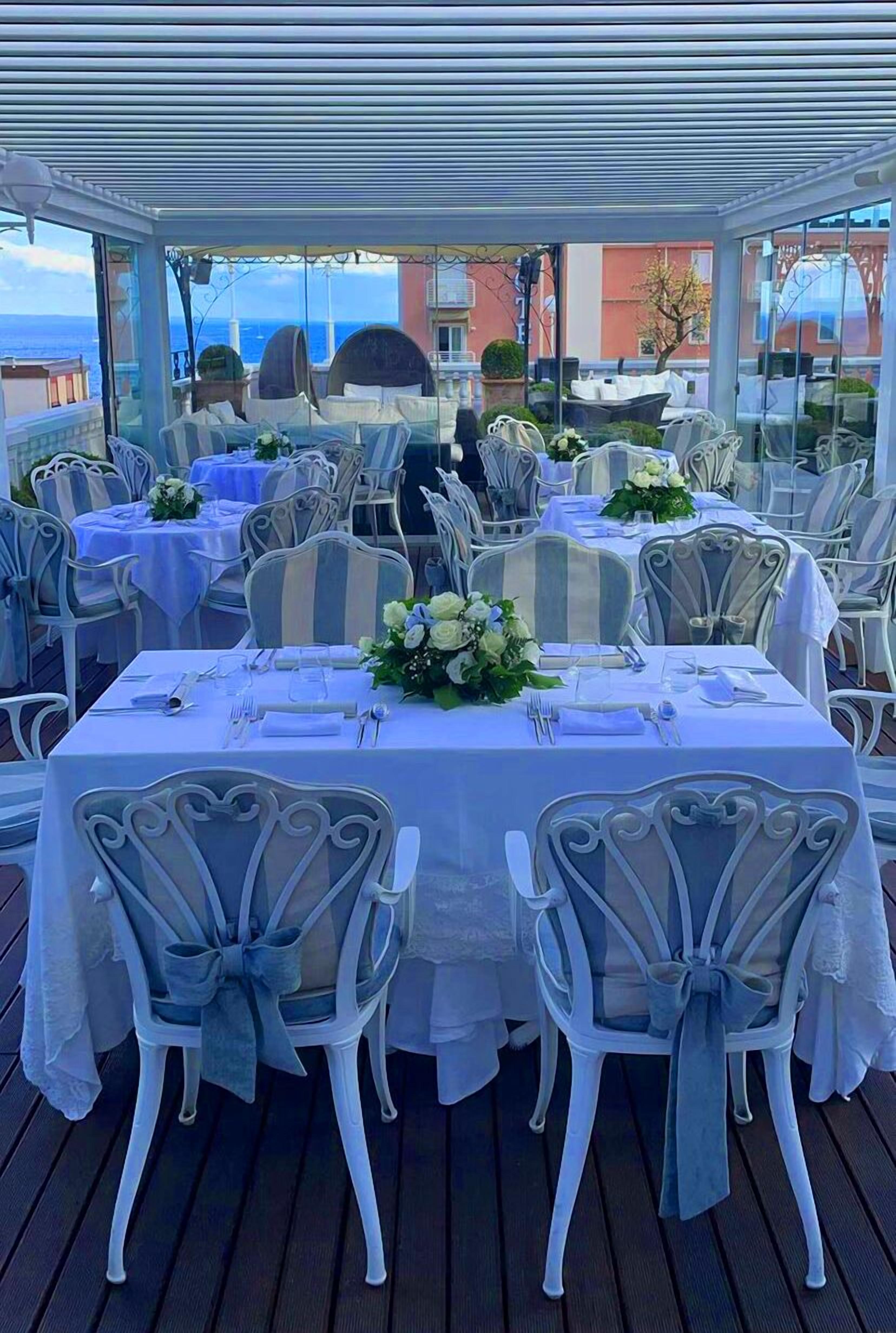 2 restaurants, lunch served