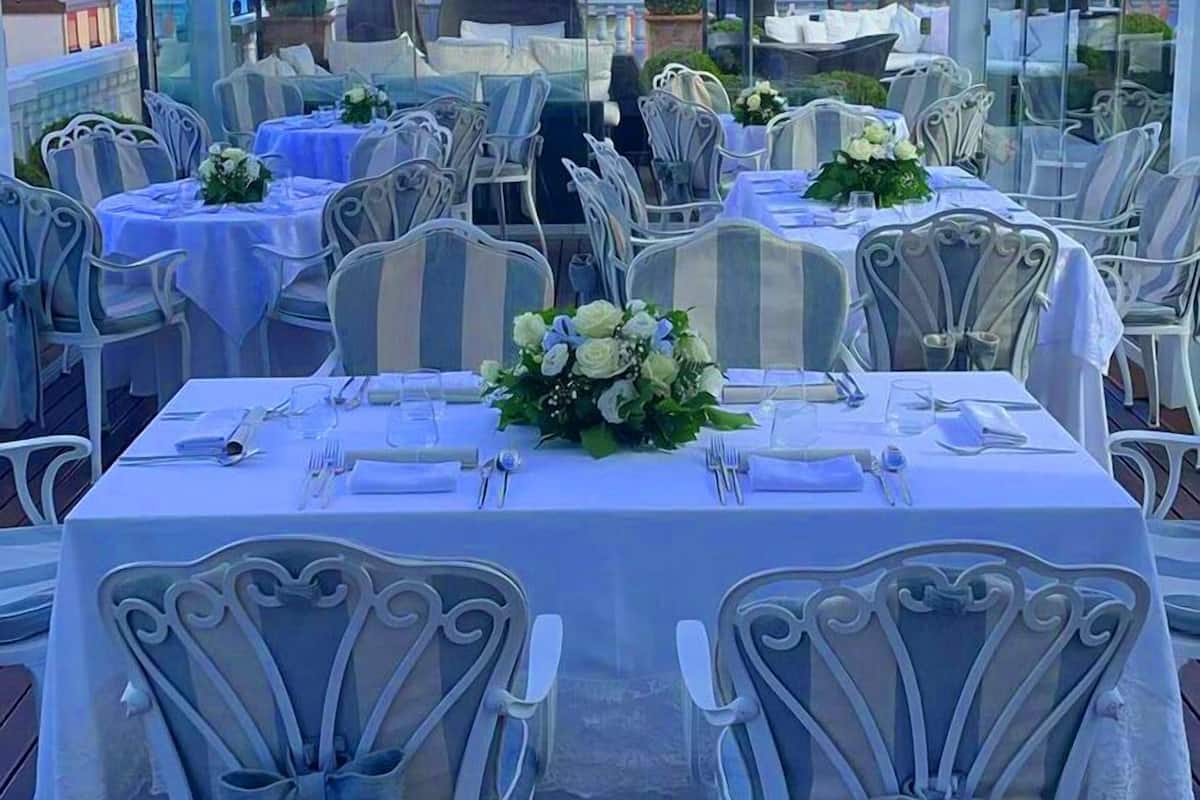 2 restaurants, lunch served