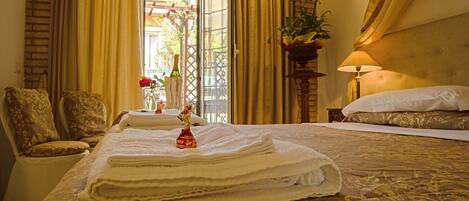 2 slaapkamers, luxe beddengoed, een kluis op de kamer, een bureau