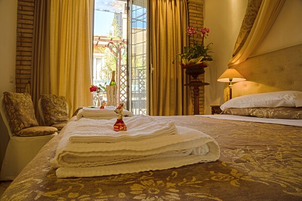 2 quartos, roupas de cama premium, cofres nos quartos, escrivaninha