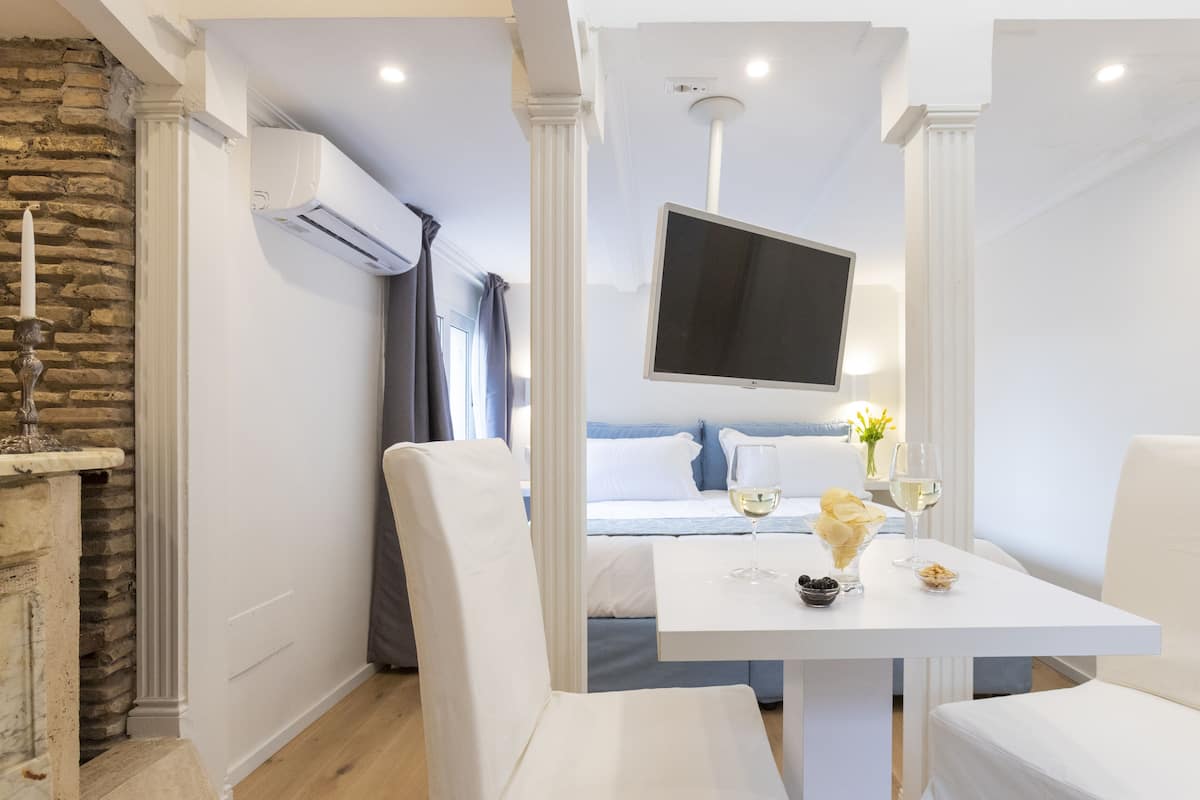 2 bedrooms, premium bedding, in-room safe, desk