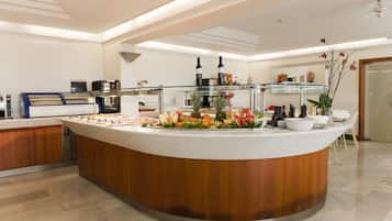 Serveert ontbijt en lunch