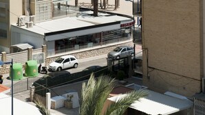 A high-rise building with balconies overlooking a beach and ocean. - Hotel El Palmeral (Benidorm)