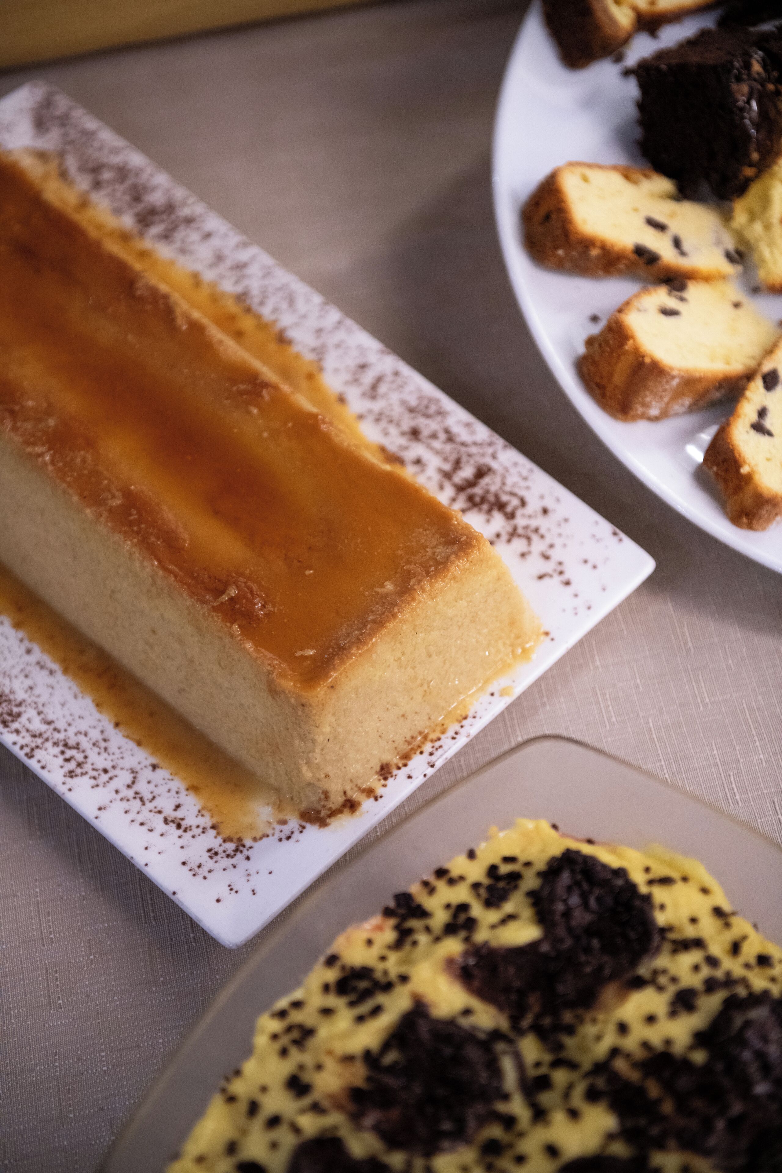Un piattino con una crema e una fetta di torta.
