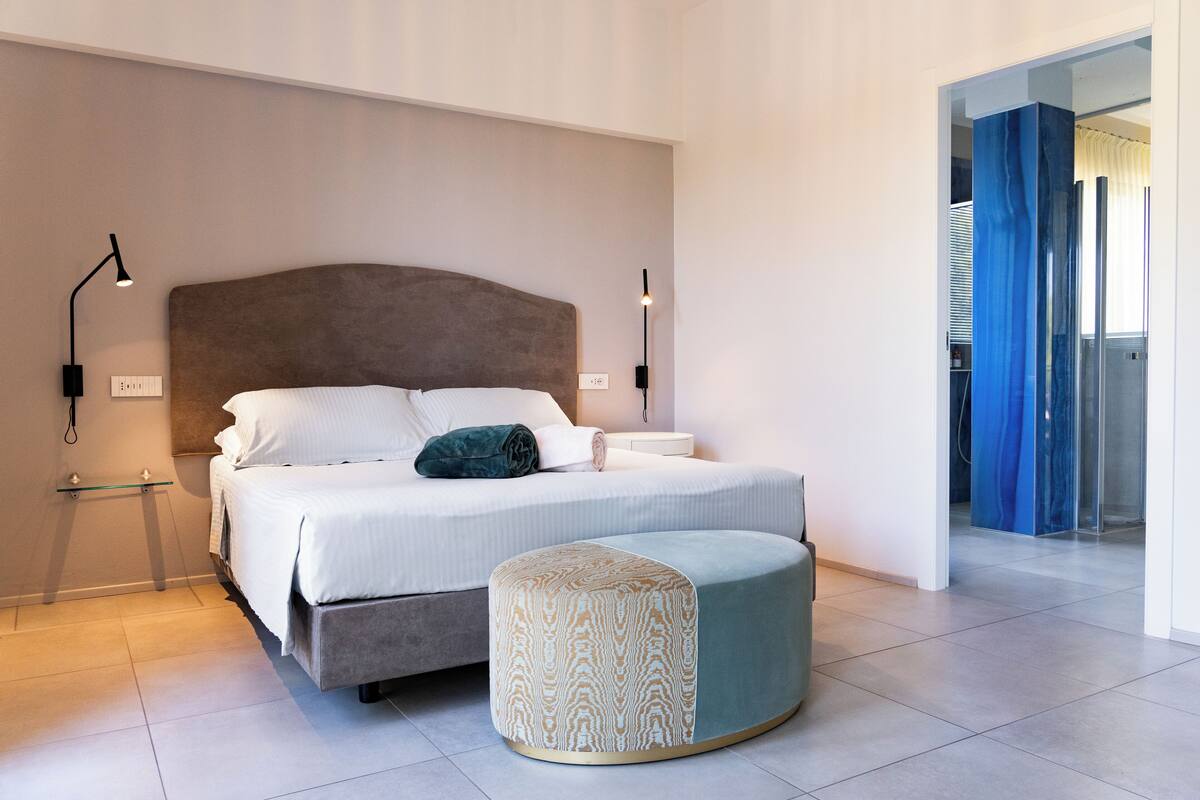 Suite | Een minibar, een kluis op de kamer, individueel gemeubileerd, een bureau