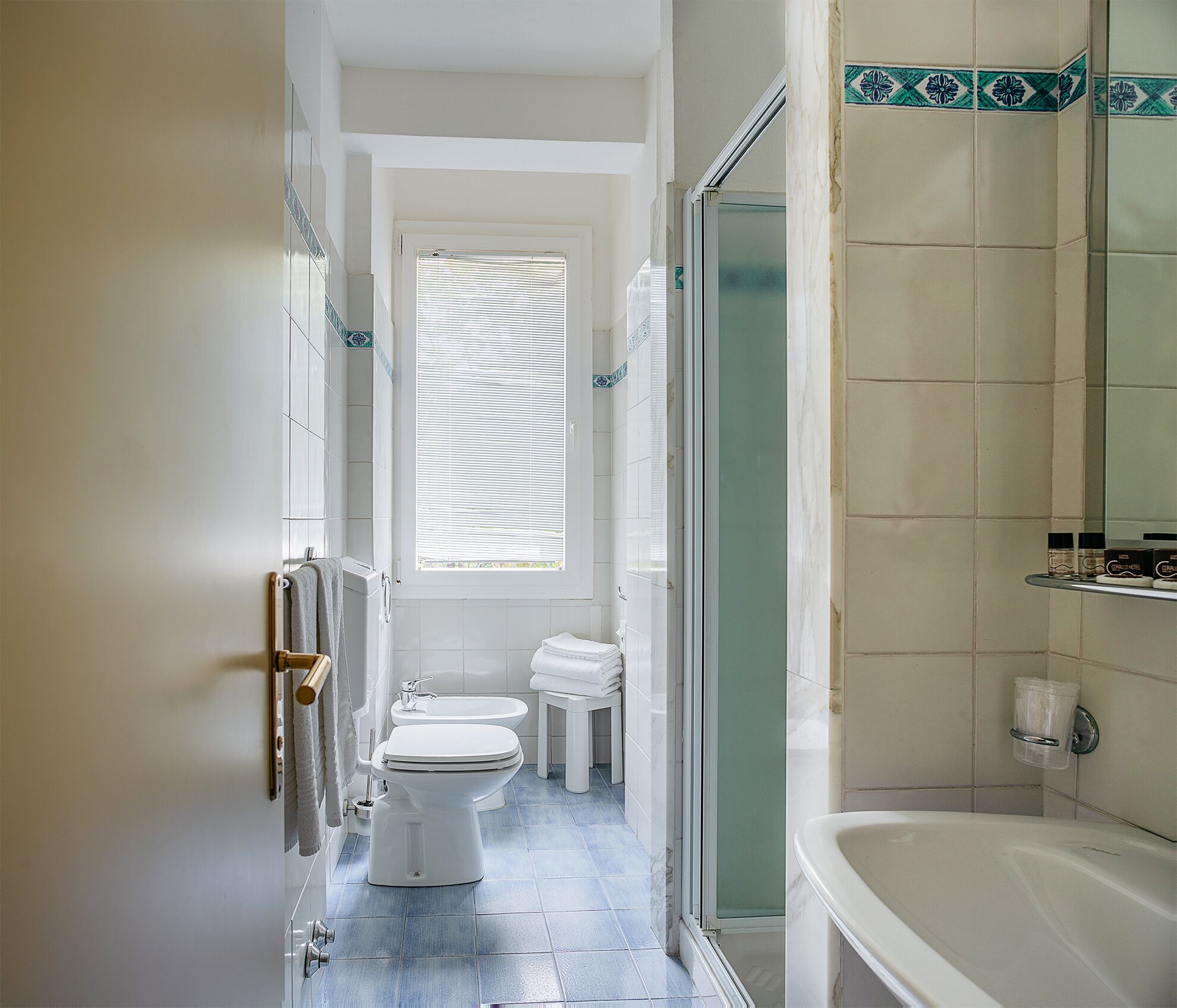 A bathroom with a toilet, bidet, and bathtub.